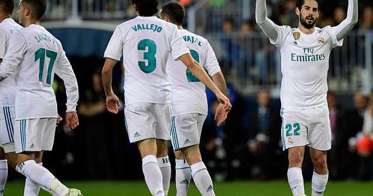 Ngôi sao Valencia và Alavés ăn mừng bàn thắng quan trọng